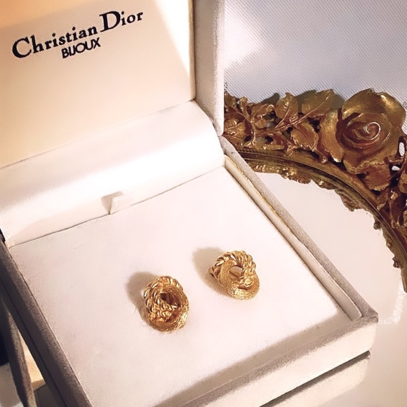 Vintage Christian Dior gold tone clip on dainty Earrings - Picture 14 of 15